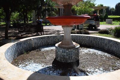 Fuente de agua ubicada en la Plaza de los Héroes de San Juan Nepomuceno que permanece sucia todo el año.