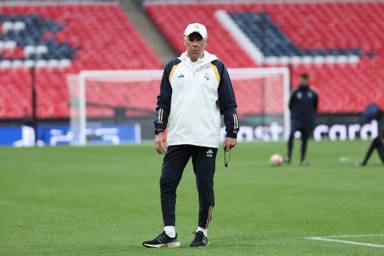 El italiano Carlo Ancelotti, entrenador del Real Madrid, durante el entrenamiento del plantel en el estadio Wembley, en Londres.