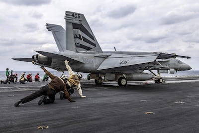 Un avión estadounidense de combate a punto de despegar de un portaaviones. (Imagen de archivo)