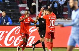 Enner Valencia (13) anotó el gol del triunfo para el Inter de Porto Alegre