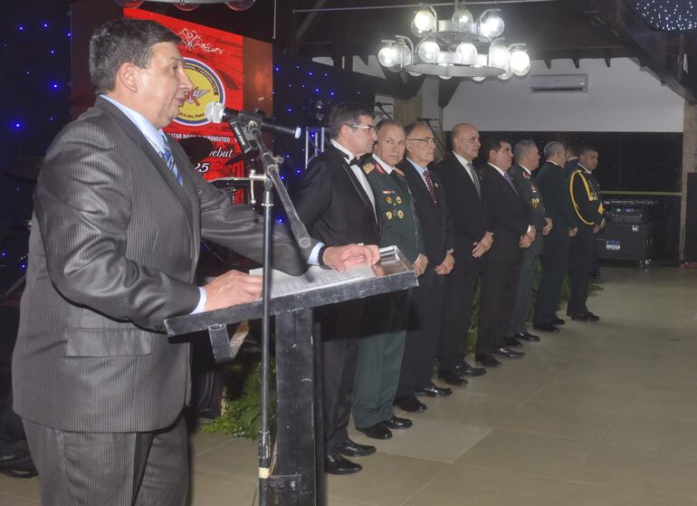 El Gral. Brig. R José Jiménez Cabañas, presidente del Centro Militar Naval y Aeronáutico, y la Comisión Directiva organizaron una noche inolvidable dedicada a las debutantes.