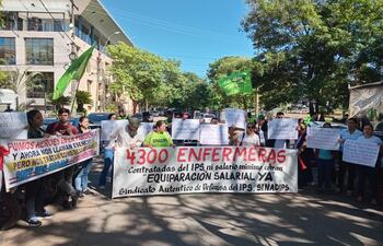 Funcionarias del Instituto de Previsión Social se manifestaron frente al Congreso Nacional.