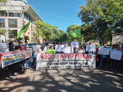 Funcionarias del Instituto de Previsión Social se manifestaron frente al Congreso Nacional.