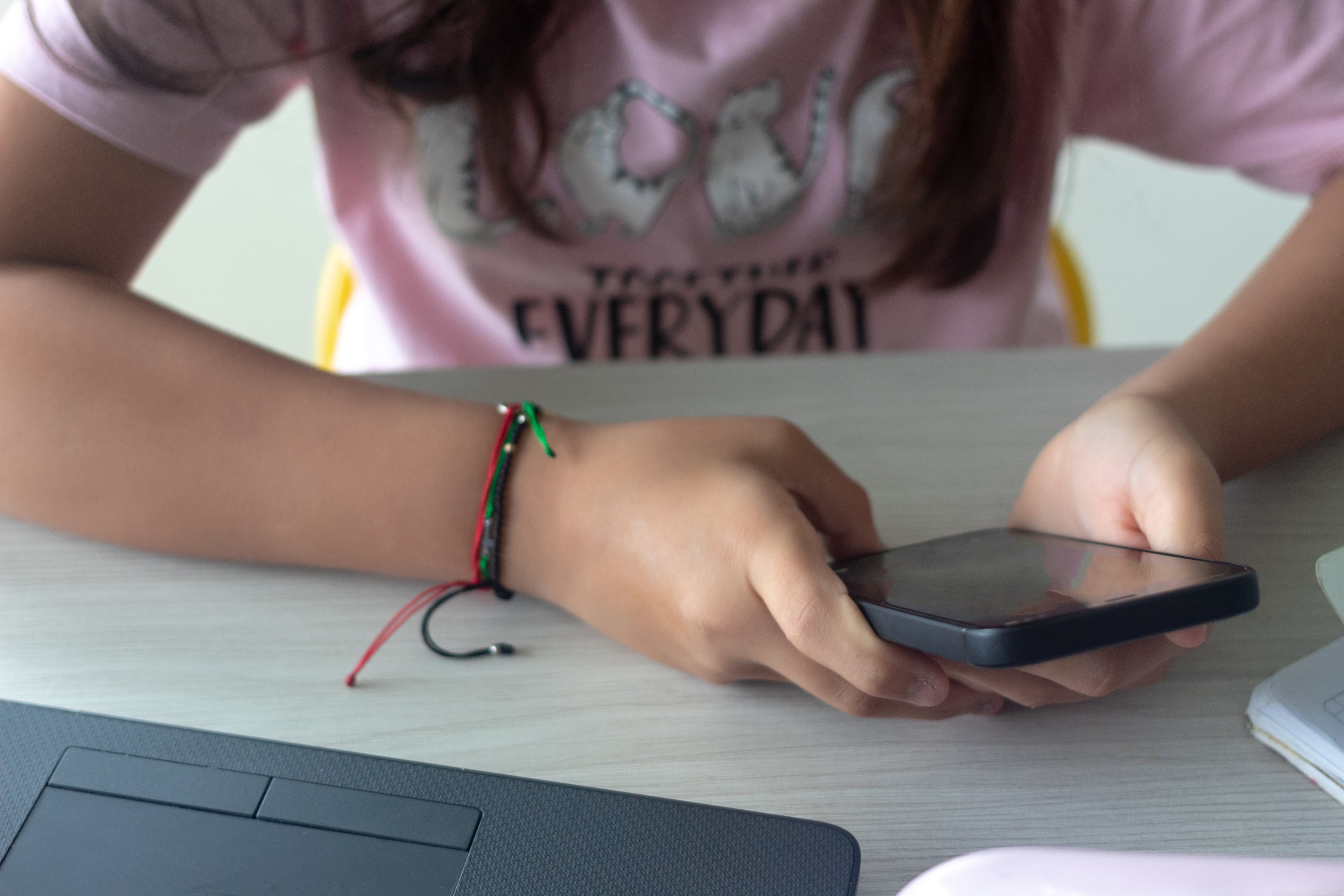 Ley que busca prohibir redes a menores podría convertirse en “caballo de Troya”, sostiene abogada