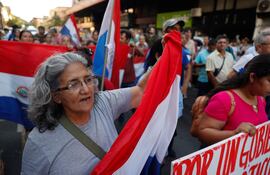 Imagen de archivo. Una mujer protesta frente a la sede del Jurado de Enjuiciamiento de Magistrados, en Asunción (Paraguay).