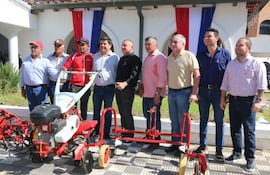 El director de la EBY, Luis Benítez, y el gobernador de Ñeembucú, Víctor Hugo Fornerón, posan junto a intendentes colorados y productores durante la entrega de implementos agrícolas realizada este lunes.
