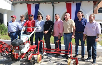 El director de la EBY, Luis Benítez, y el gobernador de Ñeembucú, Víctor Hugo Fornerón, posan junto a intendentes colorados y productores durante la entrega de implementos agrícolas realizada este lunes.