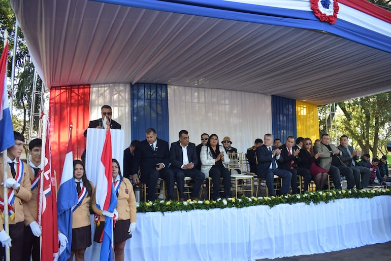 Aldo Lezcano Almirón presidió un evento ceremonial con banderas y un ambiente cívico.
