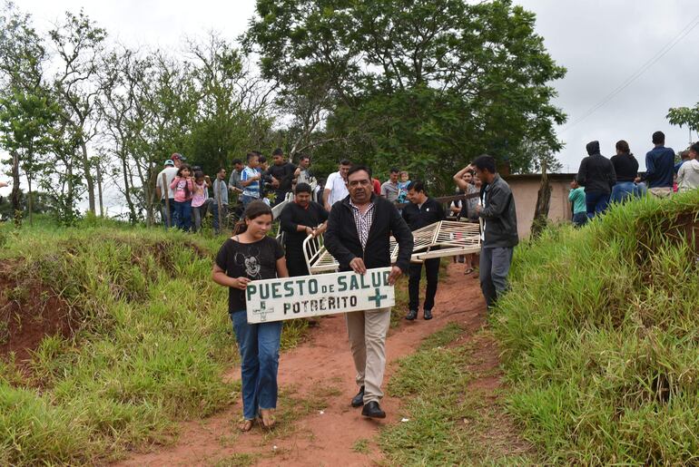 Momento en que los colonos de Potrerito, sacaban algunos equipos del puesto de salud de una casa particular donde venía  funcionando durante 4 años 
