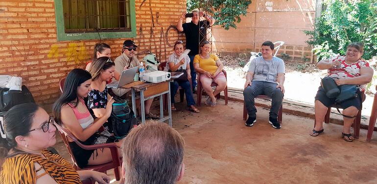 Reunión en la Escuela Vecinal de la ciudad de Limpio.
