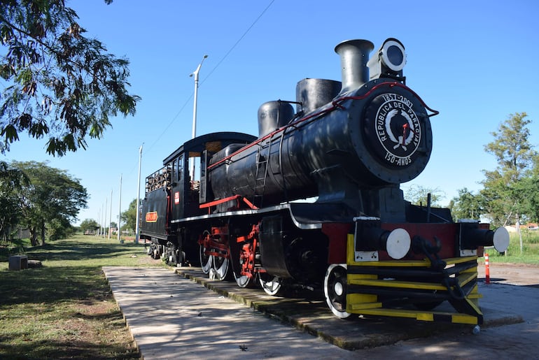 La emblemática locomotora N.º 521, instalada sobre las antiguas vías en inmediaciones de la ex estación ferroviaria de Paraguarí.