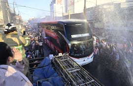 El bus de la Albirroja ayer durante su trayecto al Estadio Defensores del Chaco para el encuentro contra Nicaragua.