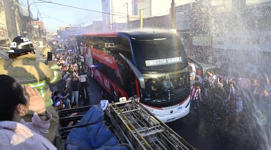 El bus de la Albirroja ayer durante su trayecto al Estadio Defensores del Chaco para el encuentro contra Nicaragua.