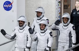 El astronauta de la NASA y piloto Jack Hathaway (izq.) y la astronauta de la NASA y comandante de la nave Jessica Meir (segunda der.), el cosmonauta de Roscosmos y especialista de misión Andrey Fedyaev (segunda izq.) y la astronauta de la ESA y especialista de misión Sophie Adenot (der.) salen del edificio Neil A. Armstrong Operations and Checkout rumbo al Complejo de Lanzamiento Espacial 40 como parte de los preparativos para el lanzamiento de la Crew-12, en la Estación de la Fuerza Espacial de Cabo Cañaveral, Florida, Estados Unidos, el 13 de febrero de 2026.