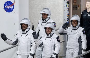 El astronauta de la NASA y piloto Jack Hathaway (izq.) y la astronauta de la NASA y comandante de la nave Jessica Meir (segunda der.), el cosmonauta de Roscosmos y especialista de misión Andrey Fedyaev (segunda izq.) y la astronauta de la ESA y especialista de misión Sophie Adenot (der.) salen del edificio Neil A. Armstrong Operations and Checkout rumbo al Complejo de Lanzamiento Espacial 40 como parte de los preparativos para el lanzamiento de la Crew-12, en la Estación de la Fuerza Espacial de Cabo Cañaveral, Florida, Estados Unidos, el 13 de febrero de 2026.