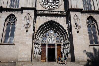 La Catedral Metropolitana en Sao Paulo (Brasil). La plaza de la Catedral de Sao Paulo, el kilómetro cero de la mayor ciudad de Suramérica, ofrecía hasta hace poco una imagen opuesta a la de una tarjeta postal. Insegura, sucia y foco del narcomenudeo, las personas que pasaban por allí caminaban rápido, con las manos en los bolsillos y la mirada alerta. Ahora, el Ayuntamiento de la ciudad brasileña ha lanzado un plan para revitalizar el centro y ha empezado por la simbólica plaza.