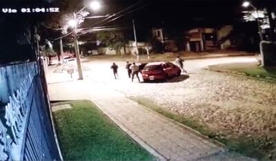 Los cuatro asaltantes abandonan su auto tras disparar contra la Policía.