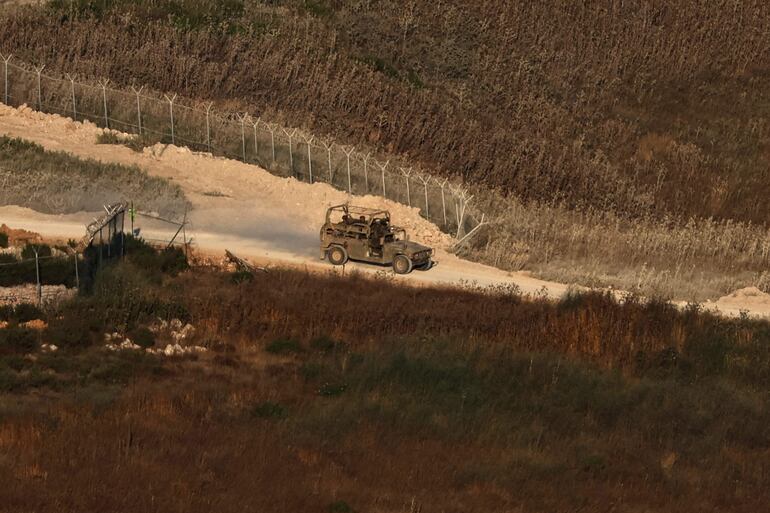 Fuezas de defensa israelí patrullan la frontera norte con Líbano, donde actúan los paramilitares de Hezbolá.