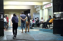 Pacientes acuden al ala de Urgencias del Hospital Distrital de Ñemby. Faltan medicamentos e insumos, denuncia la desesperada hija de un paciente cardiaco.