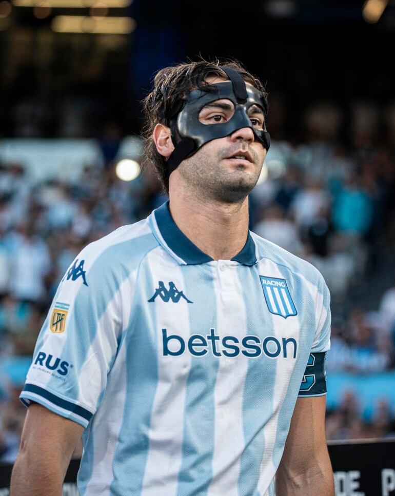 Santiago Sosa jugó ante River Plate con una máscara facial y fue figura en el cuadro de Racing, que dirige Gustavo Costas.