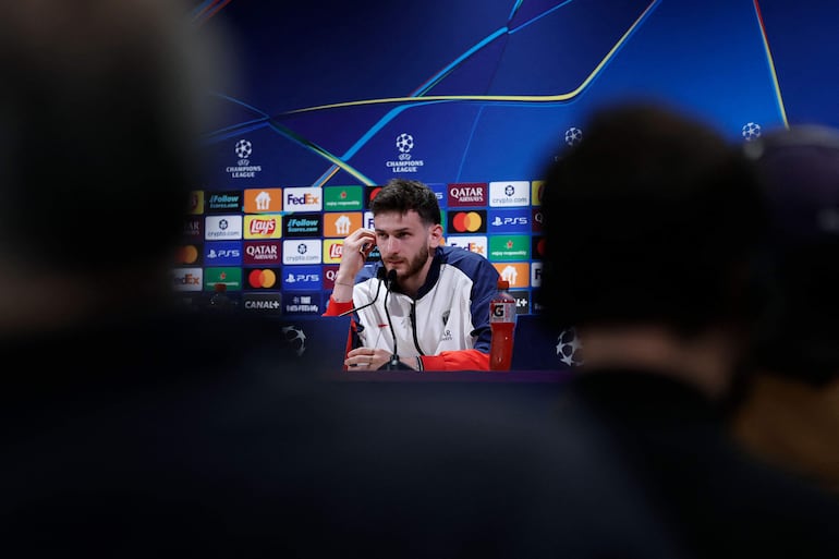 El georgiano Khvicha Kvaratskhelia, futbolista del París Saint-Germain, en la conferencia previa al partido frente a Bayern Múnich por las semifinales de la Liga de Campeones en el Parque de los Príncipes, en París, Francia. 