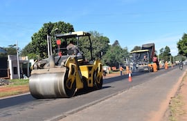 Las maquinarias de la empresa constructora se encuentra realizando el recapado de la ruta PY08 en la zona de Barrio San Pedro