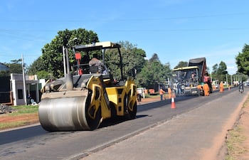 Las maquinarias de la empresa constructora se encuentra realizando el recapado de la ruta PY08 en la zona de Barrio San Pedro