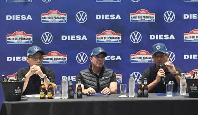 El español Luis Moya, derecha y con micrófono en mano, adelantó ayer en Diesa S.A. lo que será su charla con los aficionados para compartir sus "notas del mundial", este viernes en el Centro Paraguayo Japonés.