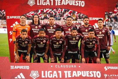 Formación de Universitario de Deportes, con el paraguayo Williams Riveros (parado, segundo de la izquierda).