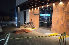 El guardia de seguridad cayó muerto tras ser herido de tres disparos.
