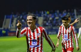 El delantero del Atlético de Madrid Giacomo Raspadori (i) celebra su gol ante el Atlético Baleares, durante del encuentro correspondiente a los dieciseisavos de final de la Copa del Rey que disputan hoy miércoles en el estadio Balear.