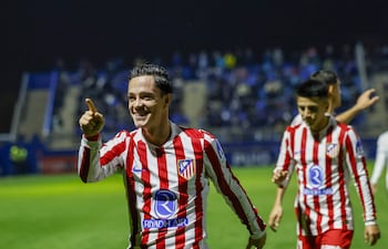 El delantero del Atlético de Madrid Giacomo Raspadori (i) celebra su gol ante el Atlético Baleares, durante del encuentro correspondiente a los dieciseisavos de final de la Copa del Rey que disputan hoy miércoles en el estadio Balear.