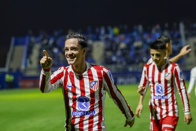 El delantero del Atlético de Madrid Giacomo Raspadori (i) celebra su gol ante el Atlético Baleares, durante del encuentro correspondiente a los dieciseisavos de final de la Copa del Rey que disputan hoy miércoles en el estadio Balear.
