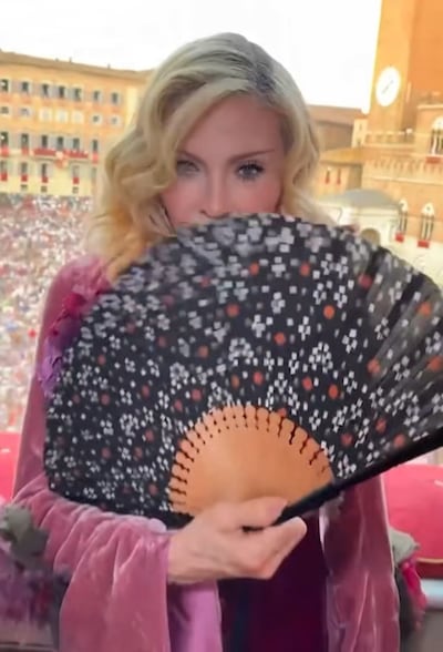 Madonna en la carrera de caballos el Palio de Siena. (Instagram/Madonna)