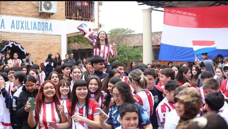 Entre cánticos, banderas y mensajes de aliento, los jóvenes enviaron toda su fuerza a la Selección Paraguaya