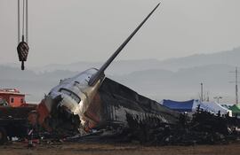 Bomberos realizan operaciones de búsqueda en el lugar del accidente del avión de Jeju Air en el Aeropuerto Internacional de Muan, Corea del Sur, el 30 de diciembre de 2024.(Foto de archivo).