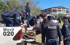 La comitiva policial incautó varias evidencia y aprehendieron a una persona.