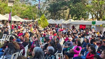 Una gran cantidad de personas llegan a la capital de la Chipa.