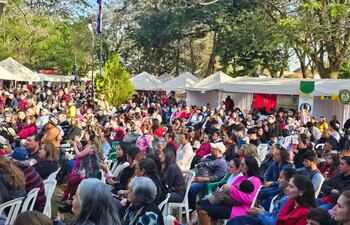 Una gran cantidad de personas llegan a la capital de la Chipa.