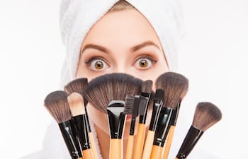 Siguiendo pautas específicas podrás diseñar un tocador de maquillaje que no solo sea un reflejo de tu personalidad, sino también un espacio totalmente adaptado a tus necesidades.