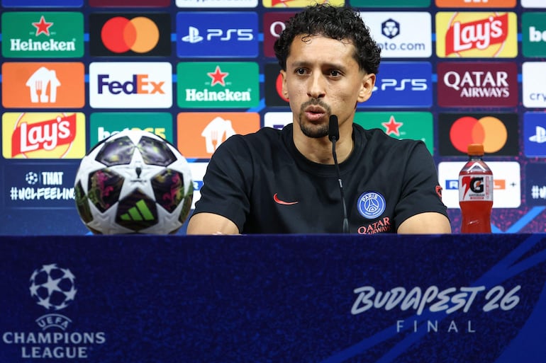 Marquinhos, del Paris Saint-Germain, ofrece una rueda de prensa en Budapest, Hungría. El Paris Saint-Germain se enfrentará al Arsenal FC en el partido final de la Liga de Campeones de la UEFA, en Budapest.