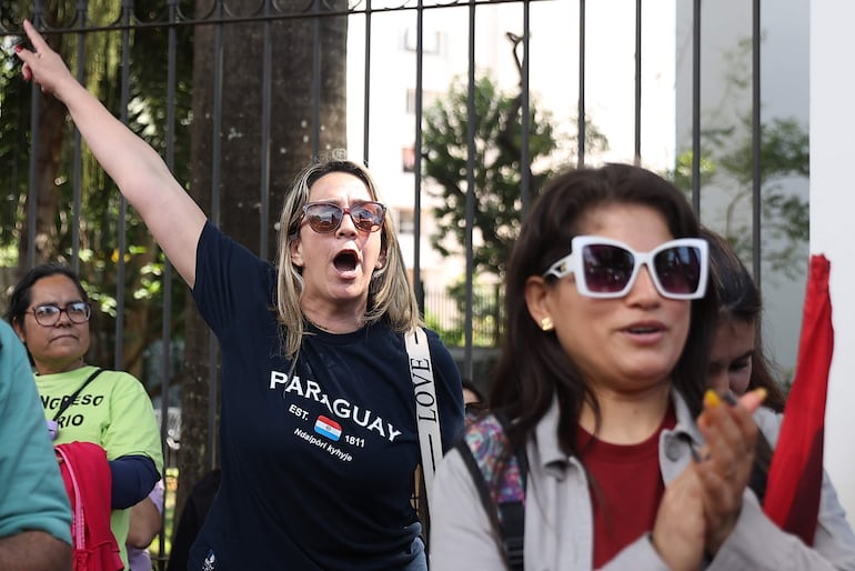Maestros afiliados a cuatro agremiaciones sindicales en Paraguay participan en un manifestación para exigir un reajuste salarial del 8 %, nuevas contrataciones y un mayor presupuesto para la educación, este jueves en Asunción.