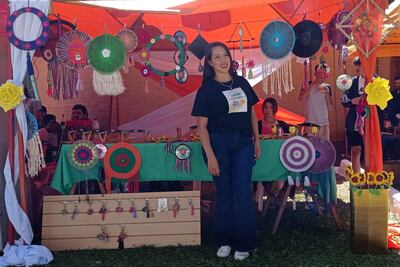 La emprendedora Erika Riveros posa frente a su stand durante la feria que se realizó en el marco del Festival del Itakaru el sábado 30 de setiembre.