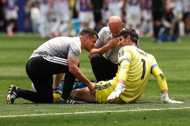 El guardameta belga Thibaut Courtois recibe atención médica durante el partido de cuartos de final del torneo de fútbol de la Copa Mundial 2026 entre España y Bélgica en el Los Angeles Stadium en Inglewood.