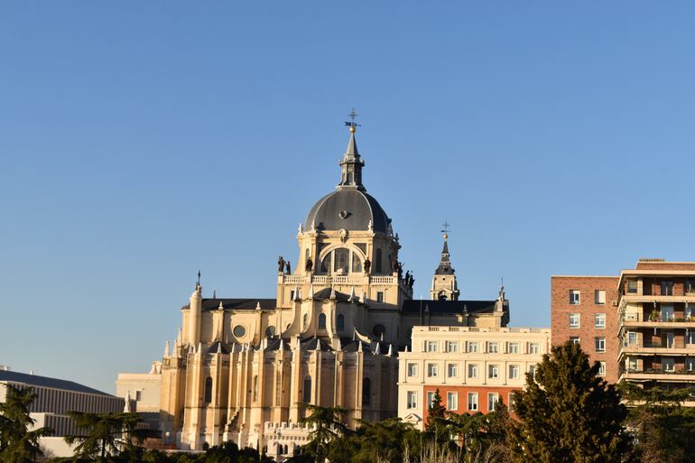 Vista de la Catedral de la Almudena en Madrid desde el jardín de “Las Vistillas”, España.