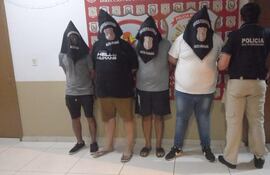 Los cuatro hombres extranjeros detenidos por la Policía. También una mujer quedó arrestada.