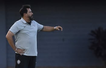 El entrenador argentino, Pablo Andrés Sánchez Spucches (53 años), popularmente conocido como "Vitamina" dirigiendo a Olimpia en el encuentro frente a Sportivo Ameliano, en Ciudad del Este.