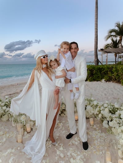 Paris Hilton y Carter Reum renovaron sus votos matrimoniales teniendo como tiernos testigos a Phoenix y London.