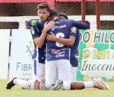 Festejo de uno de los goles de Pastoreo, en el estadio Municipal de Carapeguá.