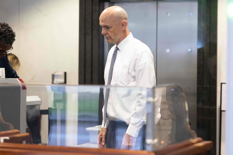 El abogado defensor de Meta, Paul Schmidt, llega al tribunal en el Edificio Federal Ronald V. Dellums y Palacio de Justicia de EE. UU. el 12 de agosto de 2026 en Oakland, California. 